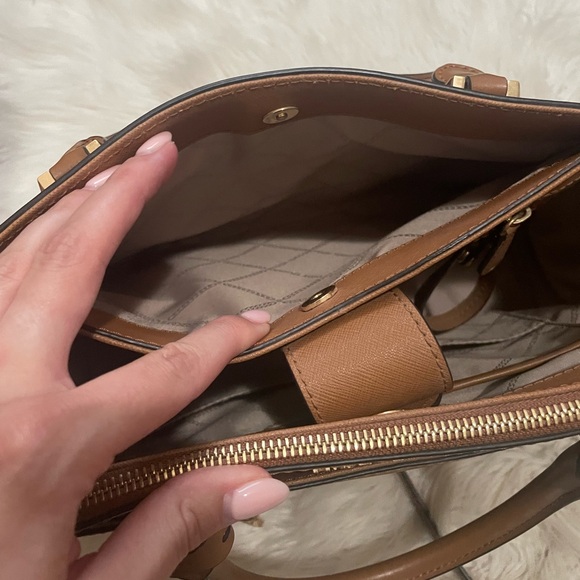 Michael Kors Gibson Large Crossbody Satchel - Picture 3 of 7